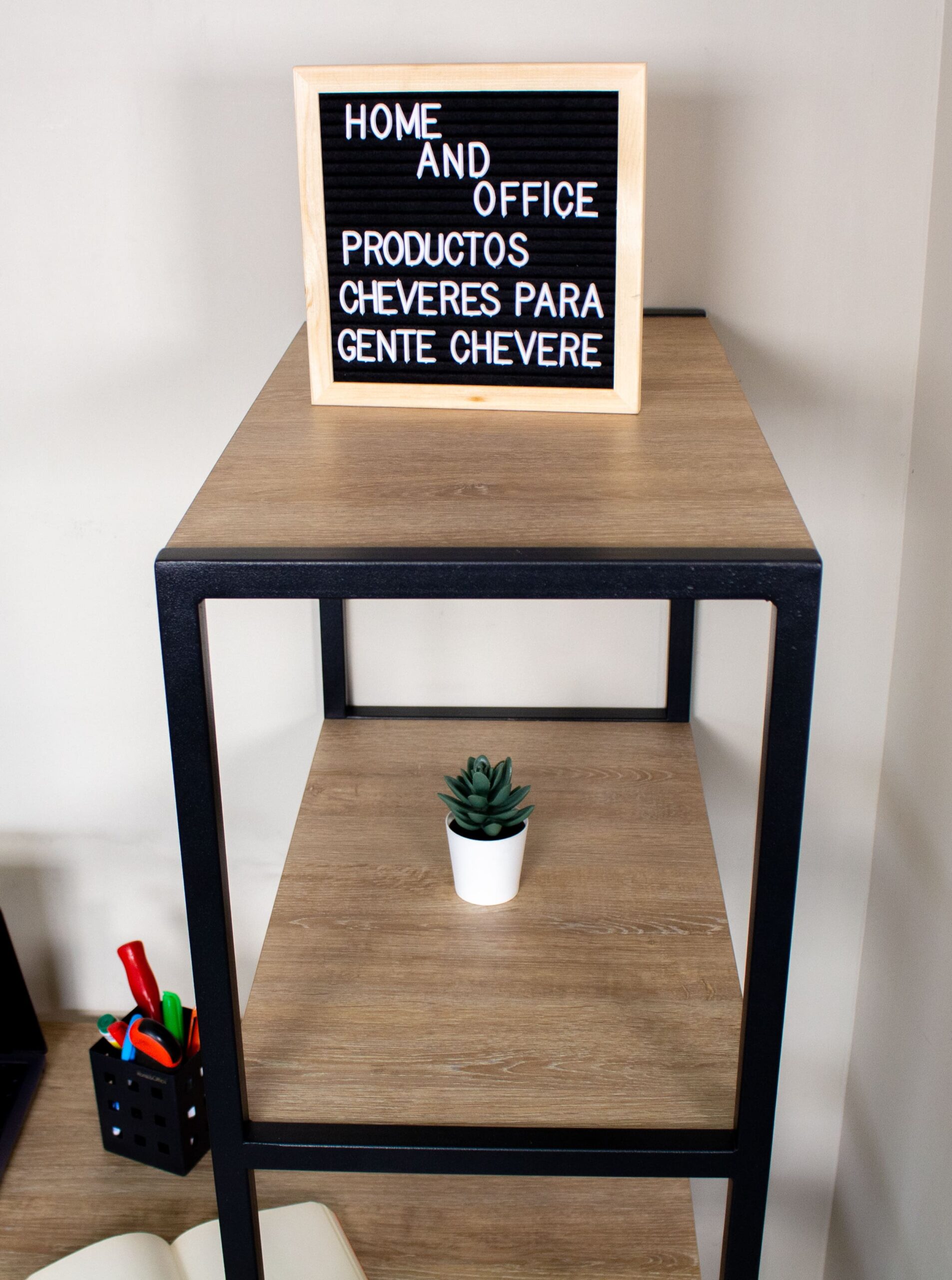 Escritorio con biblioteca